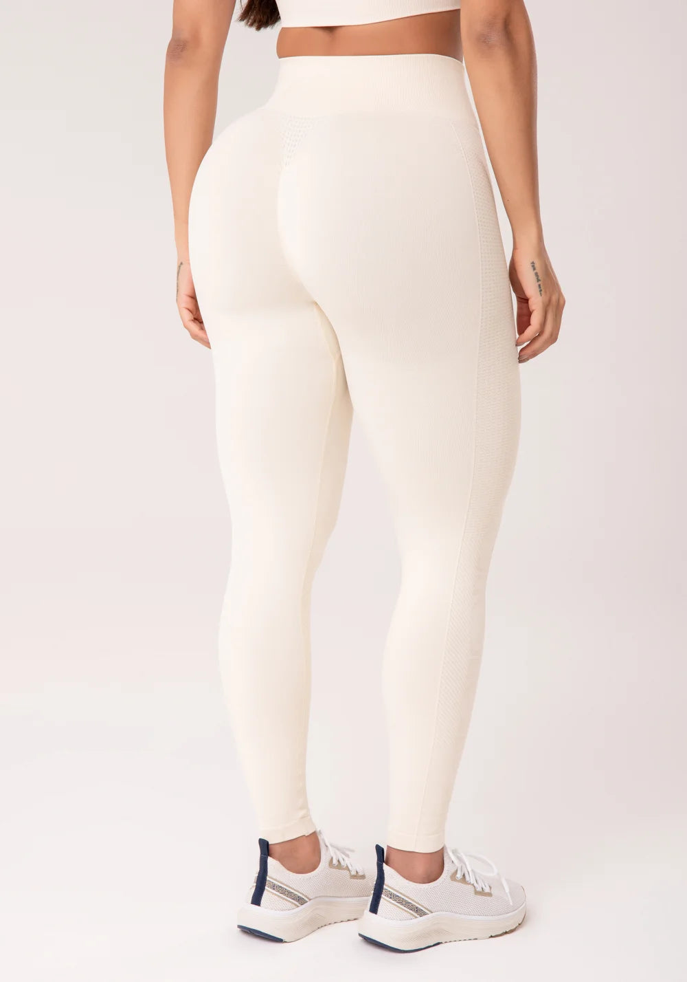 Women’s Fitness Set – Cream Textured Top & Leggings – Seamless+