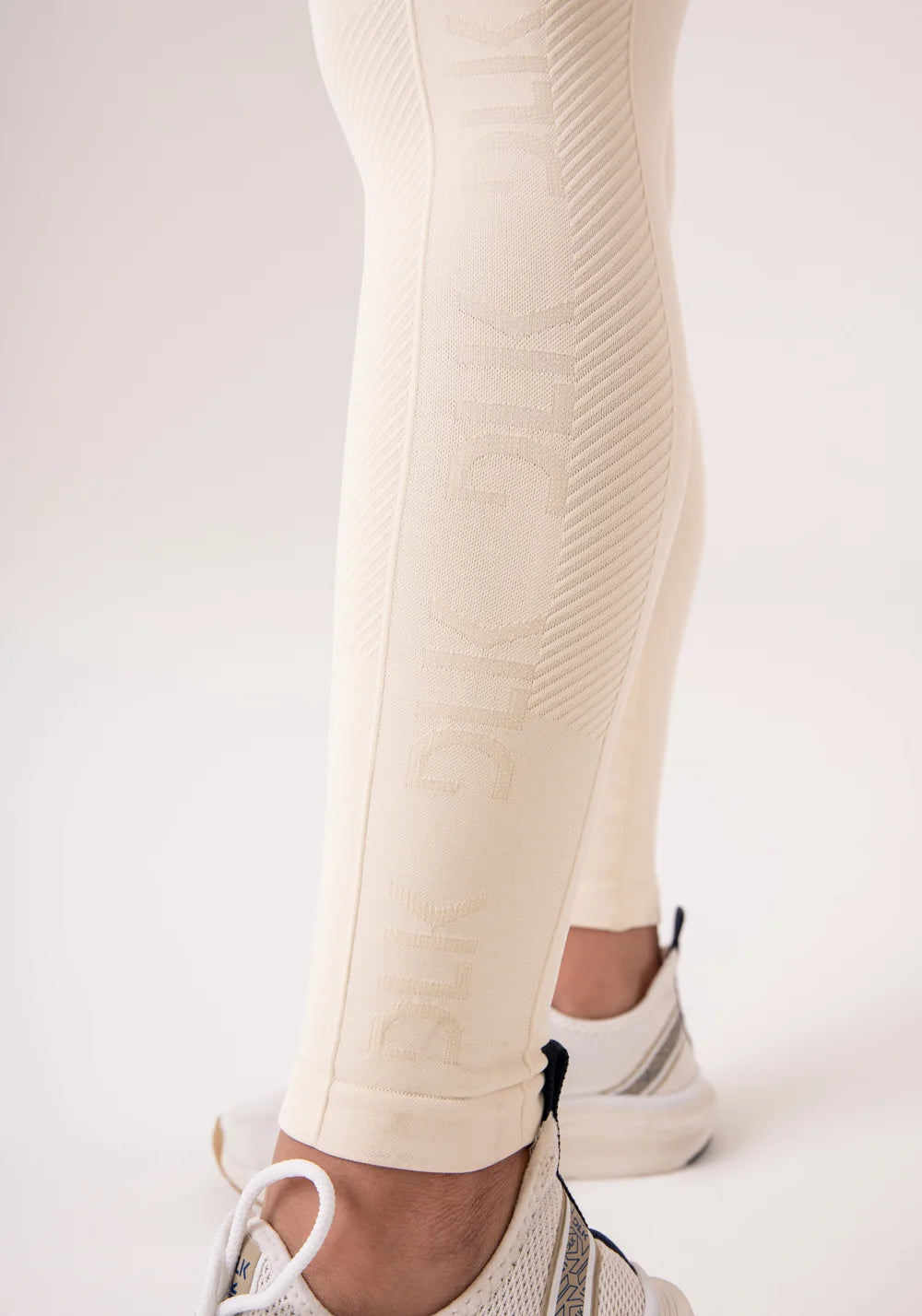 Women’s Fitness Set – Cream Textured Top & Leggings – Seamless+